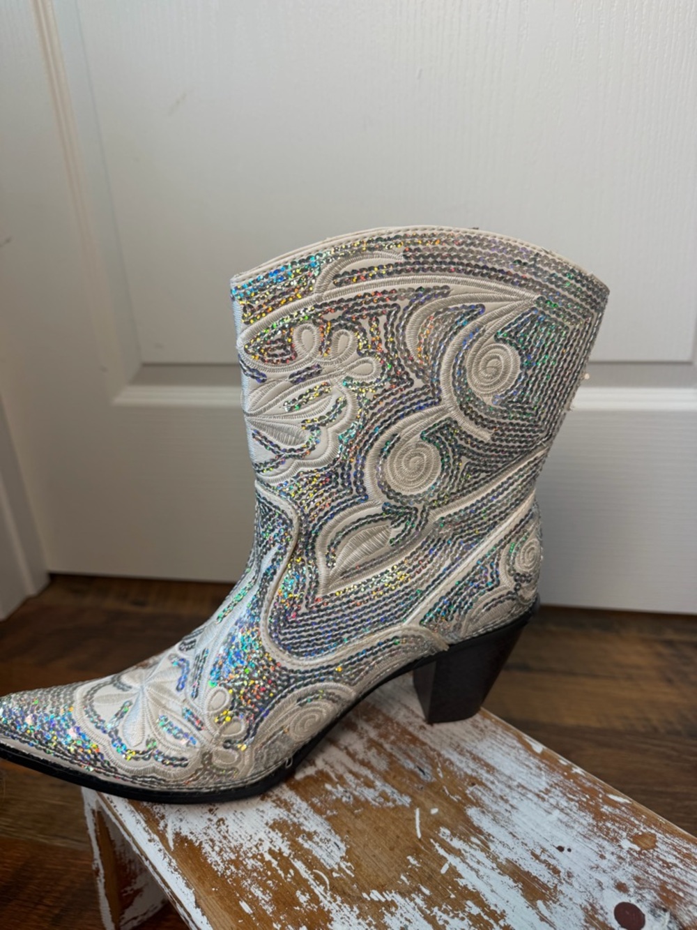 Helen’s Heart Sparkly Western Cowboy Boots White Sequin Embroidered size 10 - Picture 3 of 11
